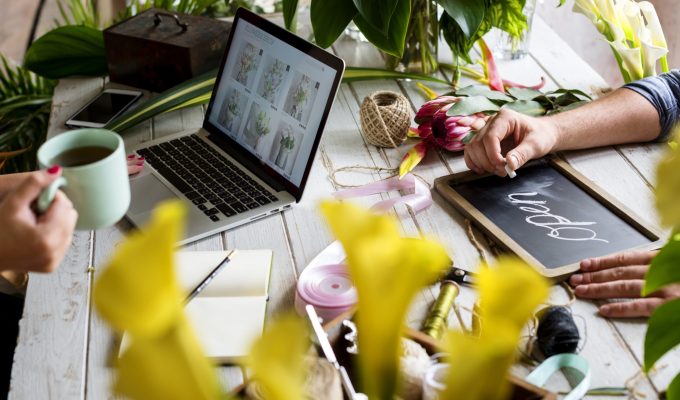 E-business flower shop marketing promote on social media